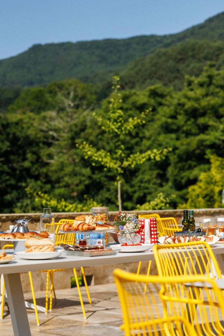Agroturismo Arotzenea sirve desayunos y cuenta con una terraza-jardín.