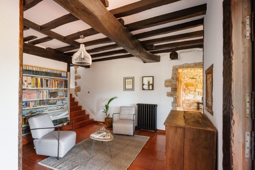 Agroturismo Arotzenea · Con paredes de piedra y vigas de madera.